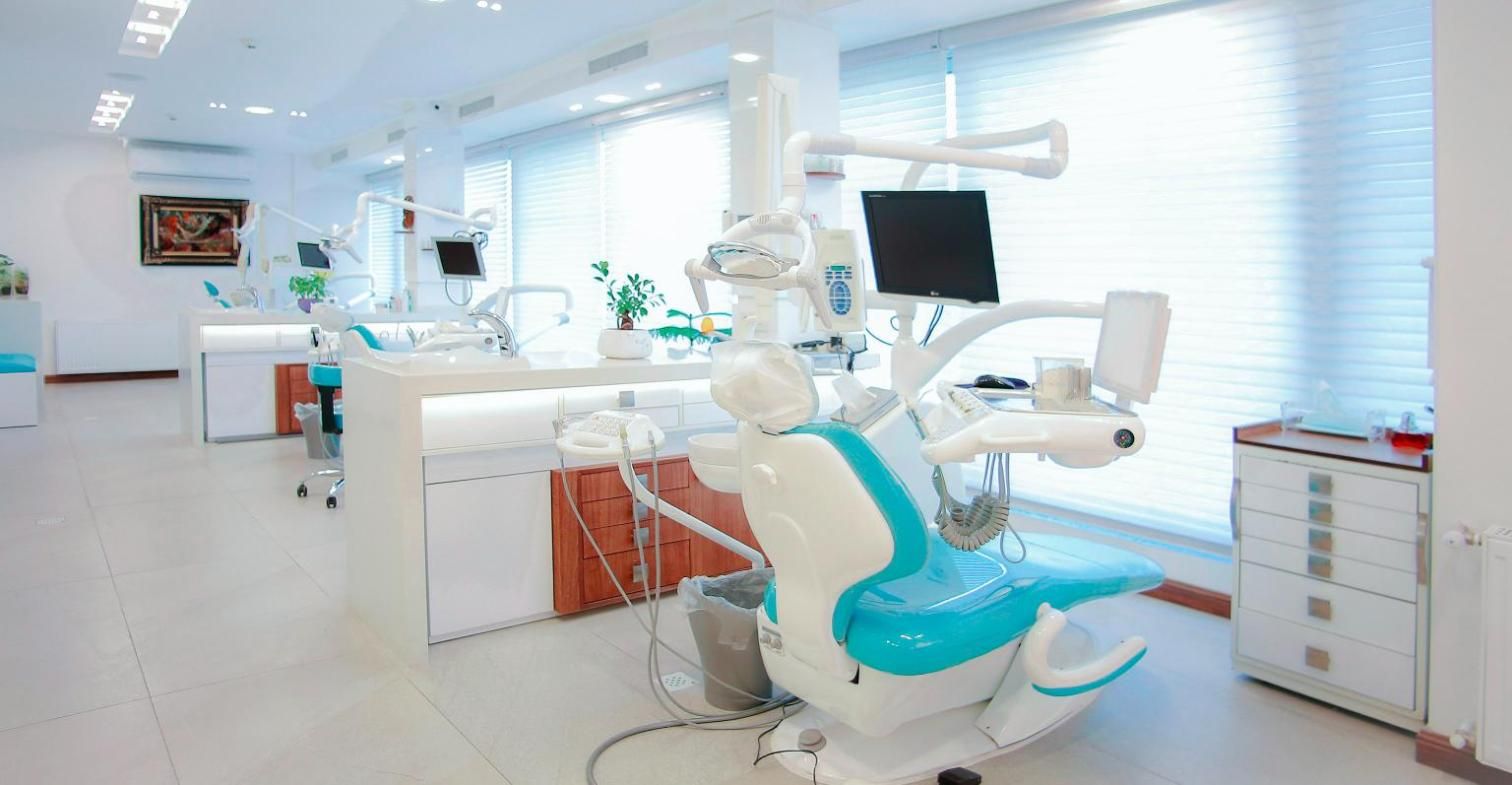 Gabinete de una clínica dental moderna y luminosa